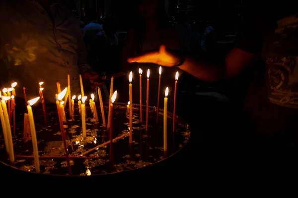 Jeruzalém Izrael Května 2018 Neznámých Poutníci Modlí Osvětlení Svíčky Kostele — Stock fotografie