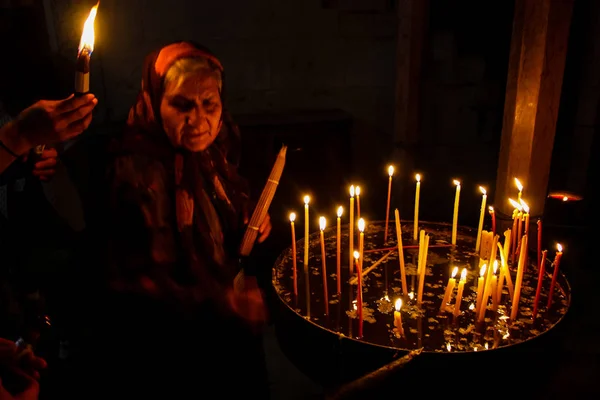 Ιερουσαλήμ Ισραήλ Μαΐου 2018 Αγνώστους Προσκυνητές Προσεύχεται Και Ανάβοντας Κεριά — Φωτογραφία Αρχείου