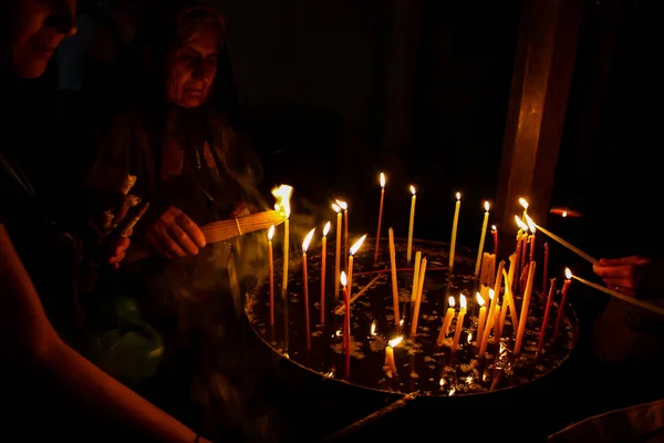 Jeruzalem Israël Mei 2018 Onbekenden Pelgrims Bidden Verlichting Kaarsen Kerk — Stockfoto