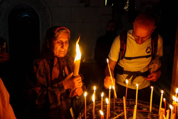 Dua ve akşam eski şehir Kudüs'teki kutsal Sepulchre kilisede mum Jerusalem İsrail 16 Mayıs 2018 bilinmeyenli hacılar