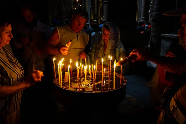 Dua ve akşam eski şehir Kudüs'teki kutsal Sepulchre kilisede mum Jerusalem İsrail 16 Mayıs 2018 bilinmeyenli hacılar