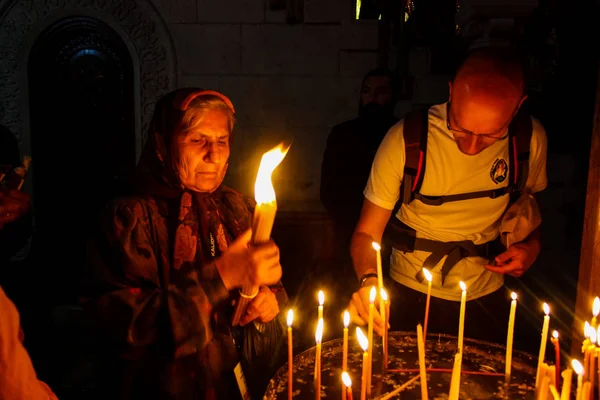 Dua ve akşam eski şehir Kudüs'teki kutsal Sepulchre kilisede mum Jerusalem İsrail 16 Mayıs 2018 bilinmeyenli hacılar
