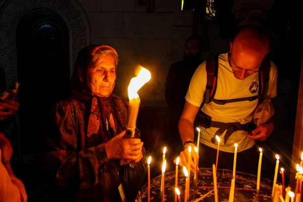 Dua ve akşam eski şehir Kudüs'teki kutsal Sepulchre kilisede mum Jerusalem İsrail 16 Mayıs 2018 bilinmeyenli hacılar