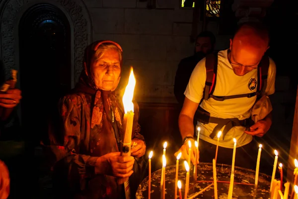 Dua ve akşam eski şehir Kudüs'teki kutsal Sepulchre kilisede mum Jerusalem İsrail 16 Mayıs 2018 bilinmeyenli hacılar