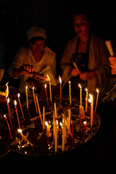 Dua ve akşam eski şehir Kudüs'teki kutsal Sepulchre kilisede mum Jerusalem İsrail 16 Mayıs 2018 bilinmeyenli hacılar