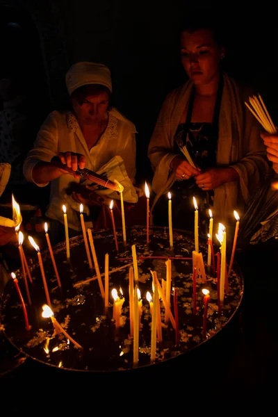 Dua ve akşam eski şehir Kudüs'teki kutsal Sepulchre kilisede mum Jerusalem İsrail 16 Mayıs 2018 bilinmeyenli hacılar
