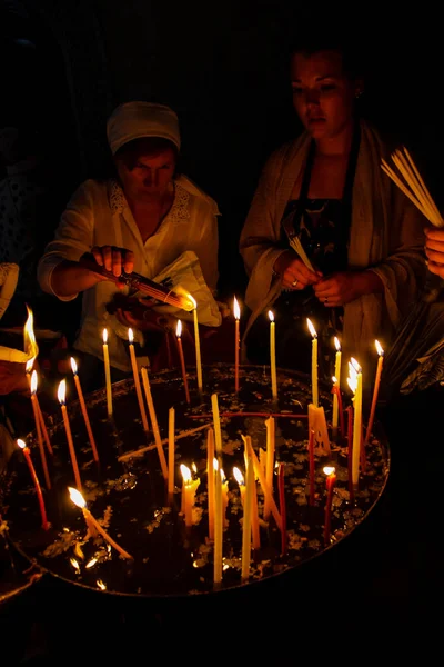 Dua ve akşam eski şehir Kudüs'teki kutsal Sepulchre kilisede mum Jerusalem İsrail 16 Mayıs 2018 bilinmeyenli hacılar
