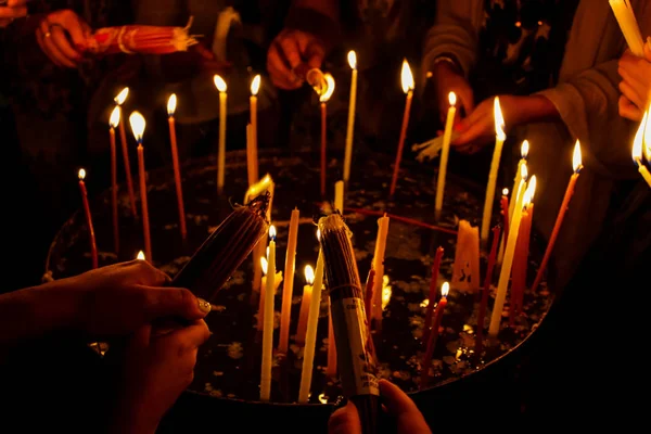 Iluminando Velas Igreja Santo Sepulcro Cidade Velha Jerusalém — Fotografia de Stock