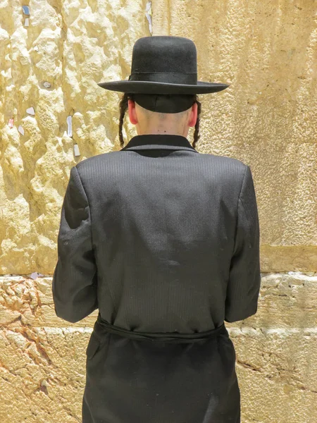 Kudüs İsrail 21 Mayıs 2018 görünümü bir bilinmeyen dini Ortodoks Yahudi Kudüs'ün eski şehri batı duvarı önünde dua