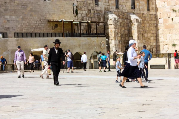 Kudüs İsrail 21 Mayıs 2018 akşam Kudüs'ün eski şehri batı duvarı plaza yürürken bilinmeyenli insan görünümü