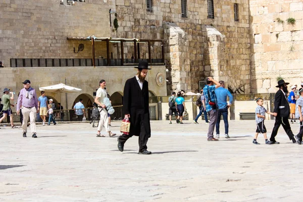 Kudüs İsrail 21 Mayıs 2018 akşam Kudüs'ün eski şehri batı duvarı plaza yürürken bilinmeyenli insan görünümü