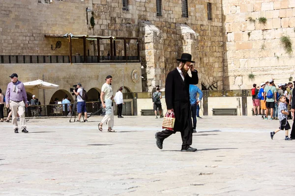 Kudüs İsrail 21 Mayıs 2018 akşam Kudüs'ün eski şehri batı duvarı plaza yürürken bilinmeyenli insan görünümü