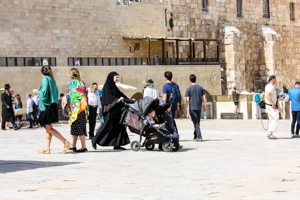 Kudüs İsrail 21 Mayıs 2018 akşam Kudüs'ün eski şehri batı duvarı plaza yürürken bilinmeyenli insan görünümü