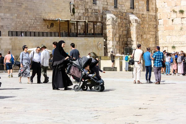 Kudüs İsrail 21 Mayıs 2018 akşam Kudüs'ün eski şehri batı duvarı plaza yürürken bilinmeyenli insan görünümü