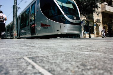 Kudüs İsrail 08 Haziran 2018 tramvay arabası görünümünü Jaffa Street sabah Kudüs'te
