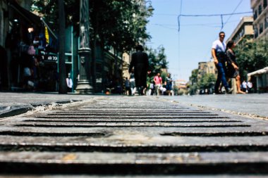 Kudüs İsrail 08 Haziran 2018 görüntülemek bilinmeyenli insan sabah Kudüs'ün Yafa Caddesi'nde yürürken zemin seviyesinden
