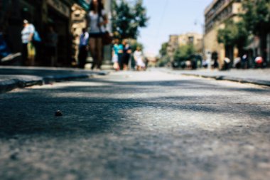 Kudüs İsrail 08 Haziran 2018 görüntülemek bilinmeyenli insan sabah Kudüs'ün Yafa Caddesi'nde yürürken zemin seviyesinden