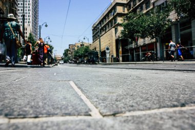 Kudüs İsrail 08 Haziran 2018 görüntülemek bilinmeyenli insan sabah Kudüs'ün Yafa Caddesi'nde yürürken zemin seviyesinden