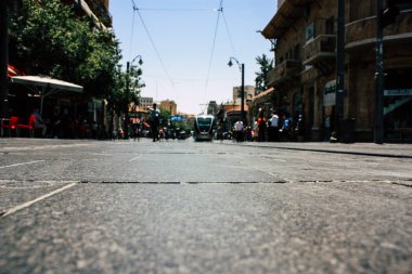 Kudüs İsrail 08 Haziran 2018 görüntülemek bilinmeyenli insan sabah Kudüs'ün Yafa Caddesi'nde yürürken zemin seviyesinden