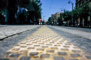Kudüs İsrail 08 Haziran 2018 görüntülemek bilinmeyenli insan sabah Kudüs'ün Yafa Caddesi'nde yürürken zemin seviyesinden