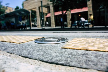 Kudüs İsrail 08 Haziran 2018 görüntülemek bilinmeyenli insan sabah Kudüs'ün Yafa Caddesi'nde yürürken zemin seviyesinden