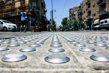 Kudüs İsrail 08 Haziran 2018 görüntülemek bilinmeyenli insan sabah Kudüs'ün Yafa Caddesi'nde yürürken zemin seviyesinden