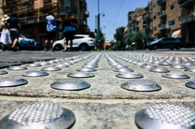 Kudüs İsrail 08 Haziran 2018 görüntülemek bilinmeyenli insan sabah Kudüs'ün Yafa Caddesi'nde yürürken zemin seviyesinden