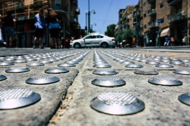 Kudüs İsrail 08 Haziran 2018 görüntülemek bilinmeyenli insan sabah Kudüs'ün Yafa Caddesi'nde yürürken zemin seviyesinden