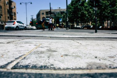 Kudüs İsrail 08 Haziran 2018 görüntülemek bilinmeyenli insan sabah Kudüs'ün Yafa Caddesi'nde yürürken zemin seviyesinden
