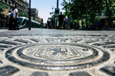 Kudüs İsrail 08 Haziran 2018 görüntülemek bilinmeyenli insan sabah Kudüs'ün Yafa Caddesi'nde yürürken zemin seviyesinden