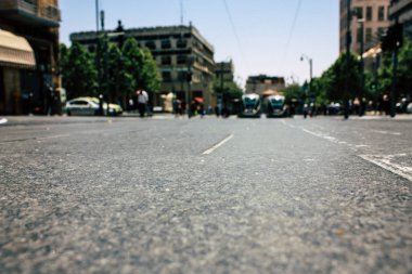 Kudüs İsrail 08 Haziran 2018 görüntülemek bilinmeyenli insan sabah Kudüs'ün Yafa Caddesi'nde yürürken zemin seviyesinden