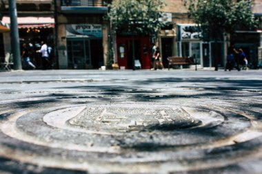Kudüs İsrail 08 Haziran 2018 görüntülemek bilinmeyenli insan sabah Kudüs'ün Yafa Caddesi'nde yürürken zemin seviyesinden
