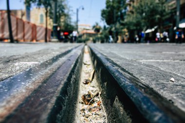 Kudüs İsrail 08 Haziran 2018 görüntülemek bilinmeyenli insan sabah Kudüs'ün Yafa Caddesi'nde yürürken zemin seviyesinden