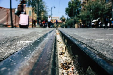Kudüs İsrail 08 Haziran 2018 görüntülemek bilinmeyenli insan sabah Kudüs'ün Yafa Caddesi'nde yürürken zemin seviyesinden