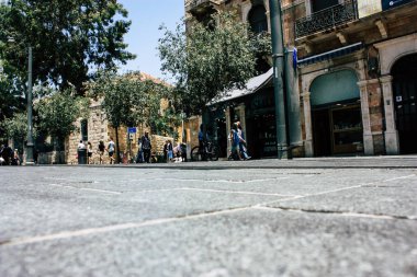 Kudüs İsrail 08 Haziran 2018 görüntülemek bilinmeyenli insan sabah Kudüs'ün Yafa Caddesi'nde yürürken zemin seviyesinden