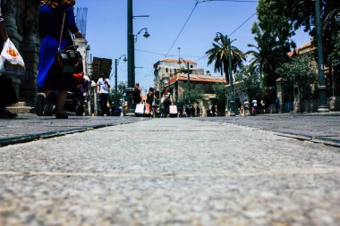 Kudüs İsrail 08 Haziran 2018 görüntülemek bilinmeyenli insan sabah Kudüs'ün Yafa Caddesi'nde yürürken zemin seviyesinden