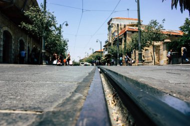 Kudüs İsrail 08 Haziran 2018 görüntülemek bilinmeyenli insan sabah Kudüs'ün Yafa Caddesi'nde yürürken zemin seviyesinden