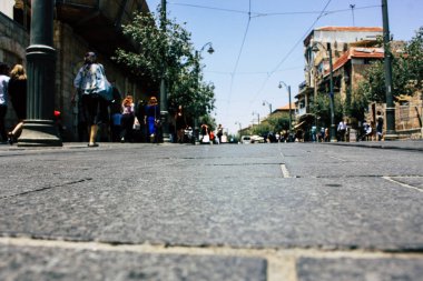 Kudüs İsrail 08 Haziran 2018 görüntülemek bilinmeyenli insan sabah Kudüs'ün Yafa Caddesi'nde yürürken zemin seviyesinden