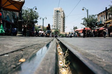 Kudüs İsrail 08 Haziran 2018 görüntülemek bilinmeyenli insan sabah Kudüs'ün Yafa Caddesi'nde yürürken zemin seviyesinden