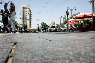 Kudüs İsrail 08 Haziran 2018 görüntülemek bilinmeyenli insan sabah Kudüs'ün Yafa Caddesi'nde yürürken zemin seviyesinden