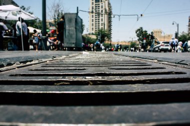 Kudüs İsrail 08 Haziran 2018 görüntülemek bilinmeyenli insan sabah Kudüs'ün Yafa Caddesi'nde yürürken zemin seviyesinden