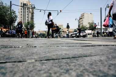 Kudüs İsrail 08 Haziran 2018 görüntülemek bilinmeyenli insan sabah Kudüs'ün Yafa Caddesi'nde yürürken zemin seviyesinden