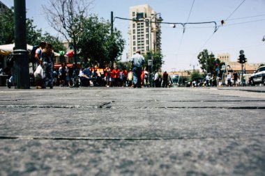 Kudüs İsrail 08 Haziran 2018 görüntülemek bilinmeyenli insan sabah Kudüs'ün Yafa Caddesi'nde yürürken zemin seviyesinden
