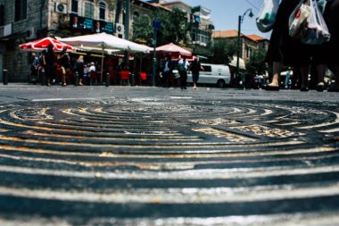 Kudüs İsrail 08 Haziran 2018 görüntülemek bilinmeyenli insan sabah Kudüs'ün Yafa Caddesi'nde yürürken zemin seviyesinden