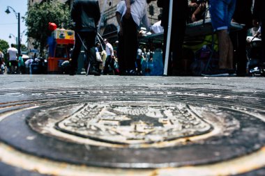 Kudüs İsrail 08 Haziran 2018 görüntülemek bilinmeyenli insan sabah Kudüs'ün Yafa Caddesi'nde yürürken zemin seviyesinden