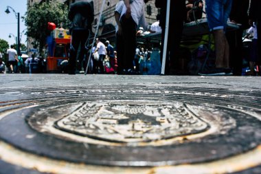 Kudüs İsrail 08 Haziran 2018 görüntülemek bilinmeyenli insan sabah Kudüs'ün Yafa Caddesi'nde yürürken zemin seviyesinden