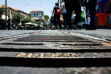 Kudüs İsrail 08 Haziran 2018 görüntülemek bilinmeyenli insan sabah Kudüs'ün Yafa Caddesi'nde yürürken zemin seviyesinden