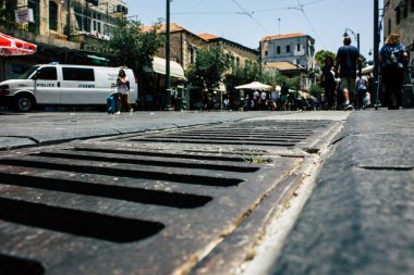 Kudüs İsrail 08 Haziran 2018 görüntülemek bilinmeyenli insan sabah Kudüs'ün Yafa Caddesi'nde yürürken zemin seviyesinden