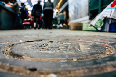 Kudüs İsrail 08 Haziran 2018 görüntülemek bilinmeyenli insan sabah Kudüs'ün Yafa Caddesi'nde yürürken zemin seviyesinden