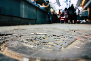 Kudüs İsrail 08 Haziran 2018 görüntülemek bilinmeyenli insan sabah Kudüs'ün Yafa Caddesi'nde yürürken zemin seviyesinden